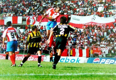 El clásico nacional del fútbol venezolano, Estudiantes de Mérida - Deportivo Táchira. Año 2002.