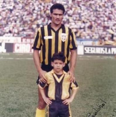 Radamel García junto a su famoso hijo Radamel Falcao García. Año 90's.
